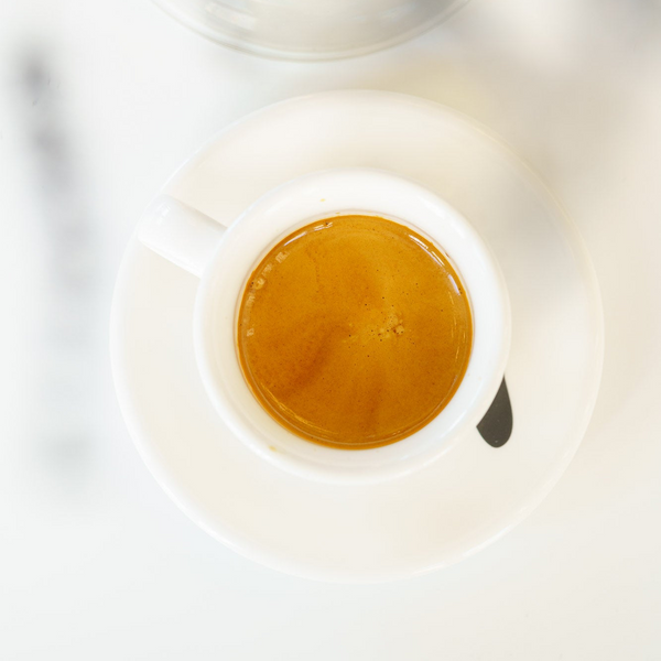 Tu știi câtă cofeină consumi pe zi? Îți spunem noi în funcție de cum îți bei cafeaua