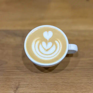 Latte art într-o cană, realizat la cursul Barista Complet: Espresso & Latte Art din prăjitoria MABÓ