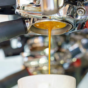 Espresso care curge din espressor în ceașcă, la cursul Espresso din prăjitoria MABÓ