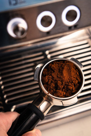 Espressor în prim-plan în prăjitoria MABÓ, la cursul Barista Complet: Espresso & Latte Art