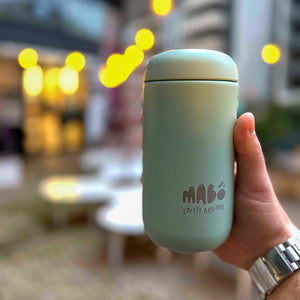 Cana termos Fellow Carter Move Mug în culoarea mint, cu inscripția MABÓ, luată la drum în aer liber