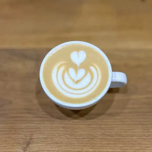 Latte art într-o cană, realizat la cursul Home Barista Latte Art din prăjitoria MABÓ
